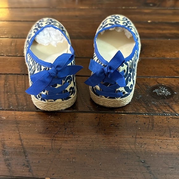 UGG Flats - Picture 4 of 9